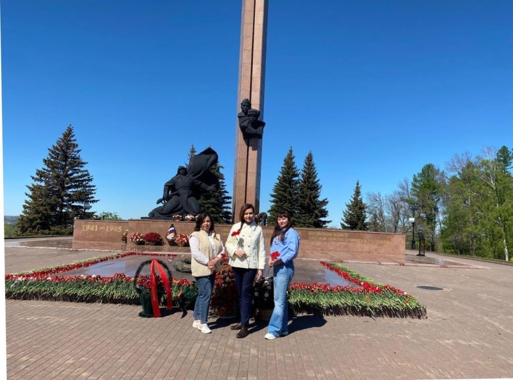 Администрация поликлиники возложили цветы к Вечному огню